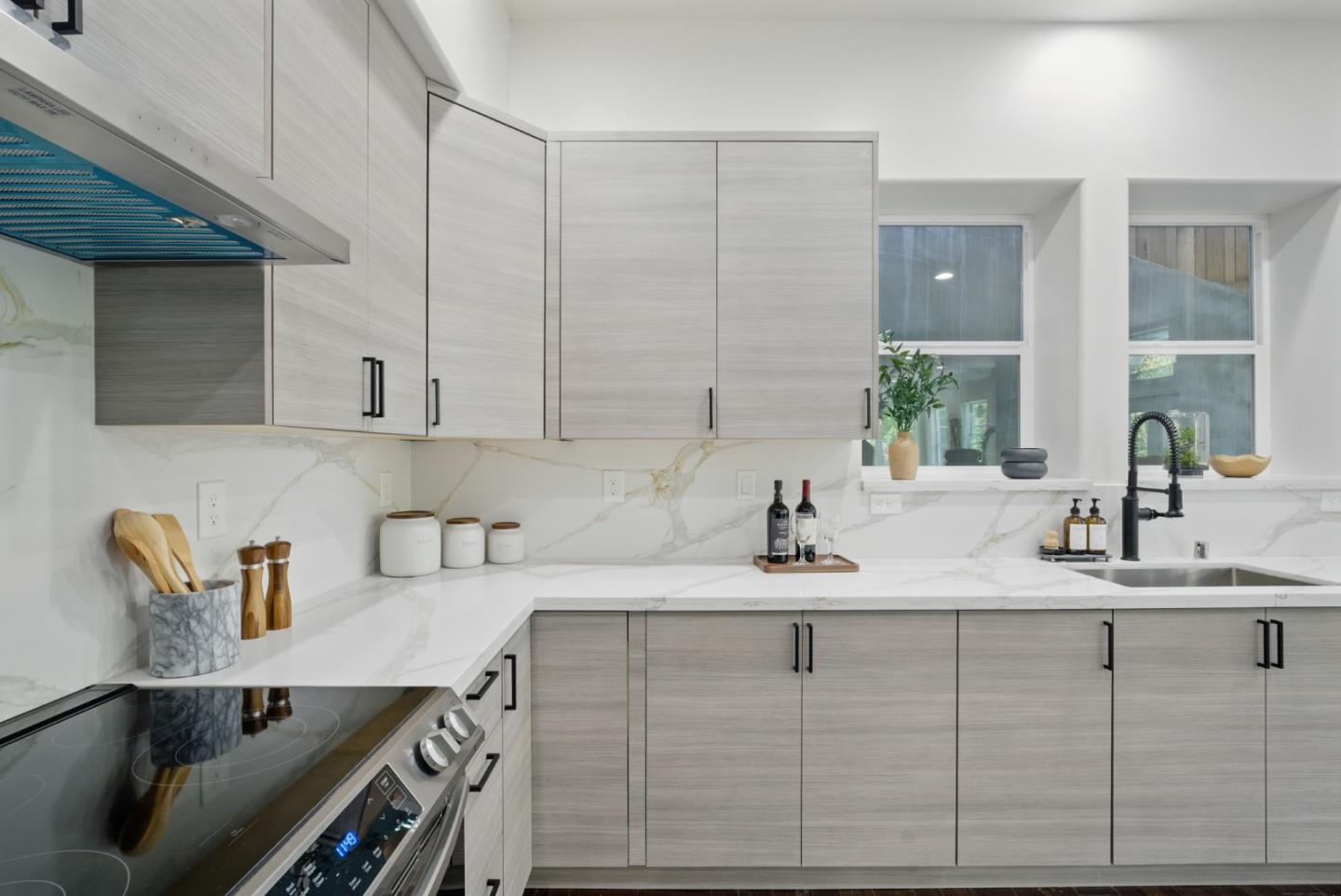 Detail Gallery Image 9 of 41 For 6868 Moore Dr, Oakland,  CA 94611 - 5 Beds | 4 Baths