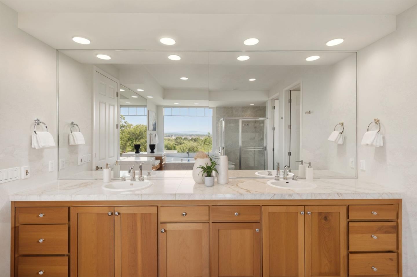Detail Gallery Image 17 of 33 For 23 Pinnacle Dr, Petaluma,  CA 94952 - 4 Beds | 3/1 Baths