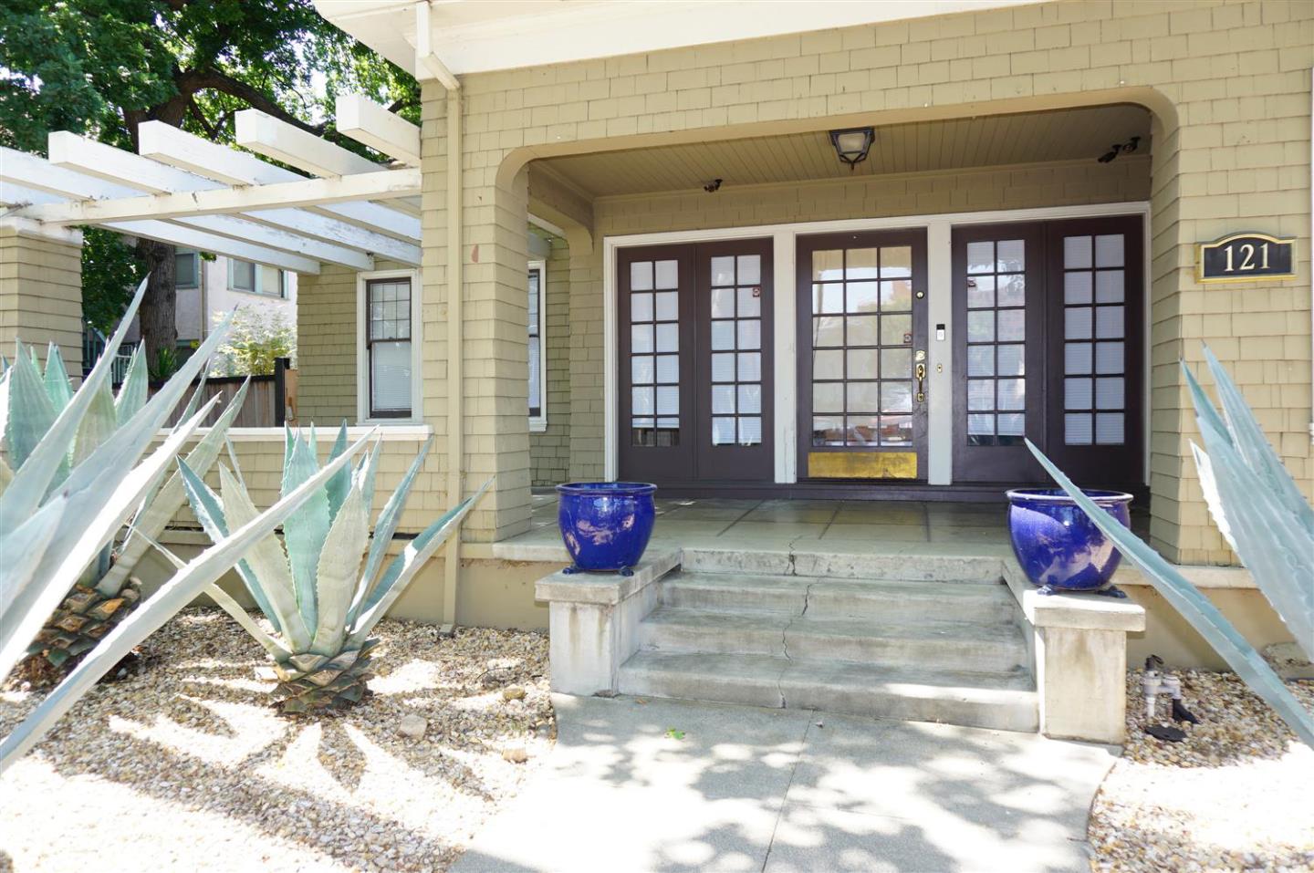 Detail Gallery Image 3 of 22 For 121 E Julian St, San Jose,  CA 95112 - 3 Beds | 3 Baths