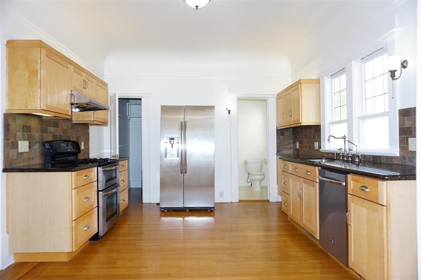 Detail Gallery Image 5 of 22 For 121 E Julian St, San Jose,  CA 95112 - 3 Beds | 3 Baths