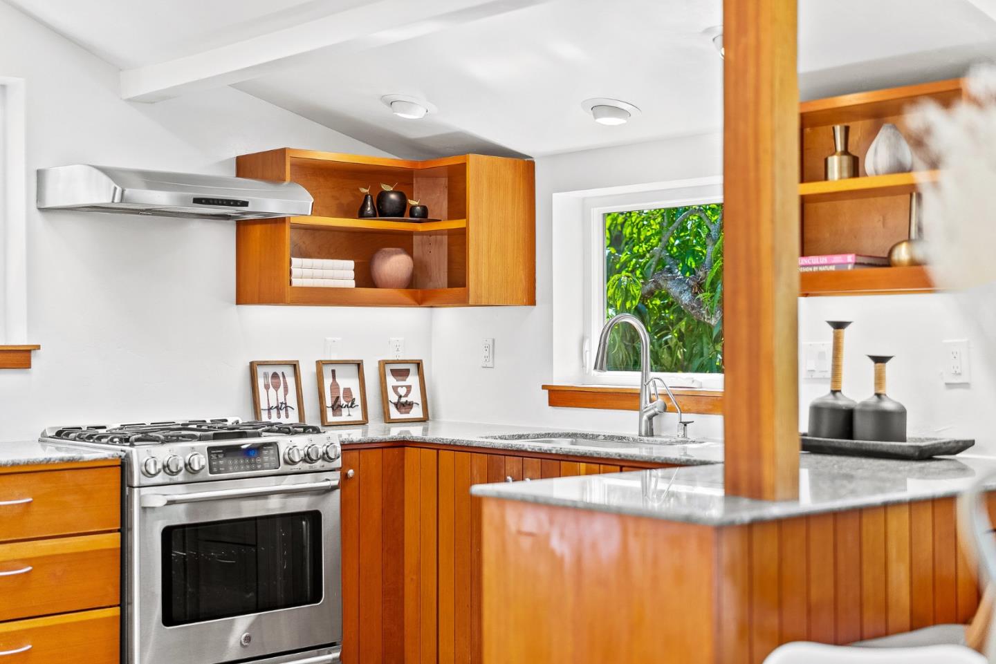 Detail Gallery Image 9 of 70 For 2801 S Main St, Soquel,  CA 95073 - 3 Beds | 3/1 Baths