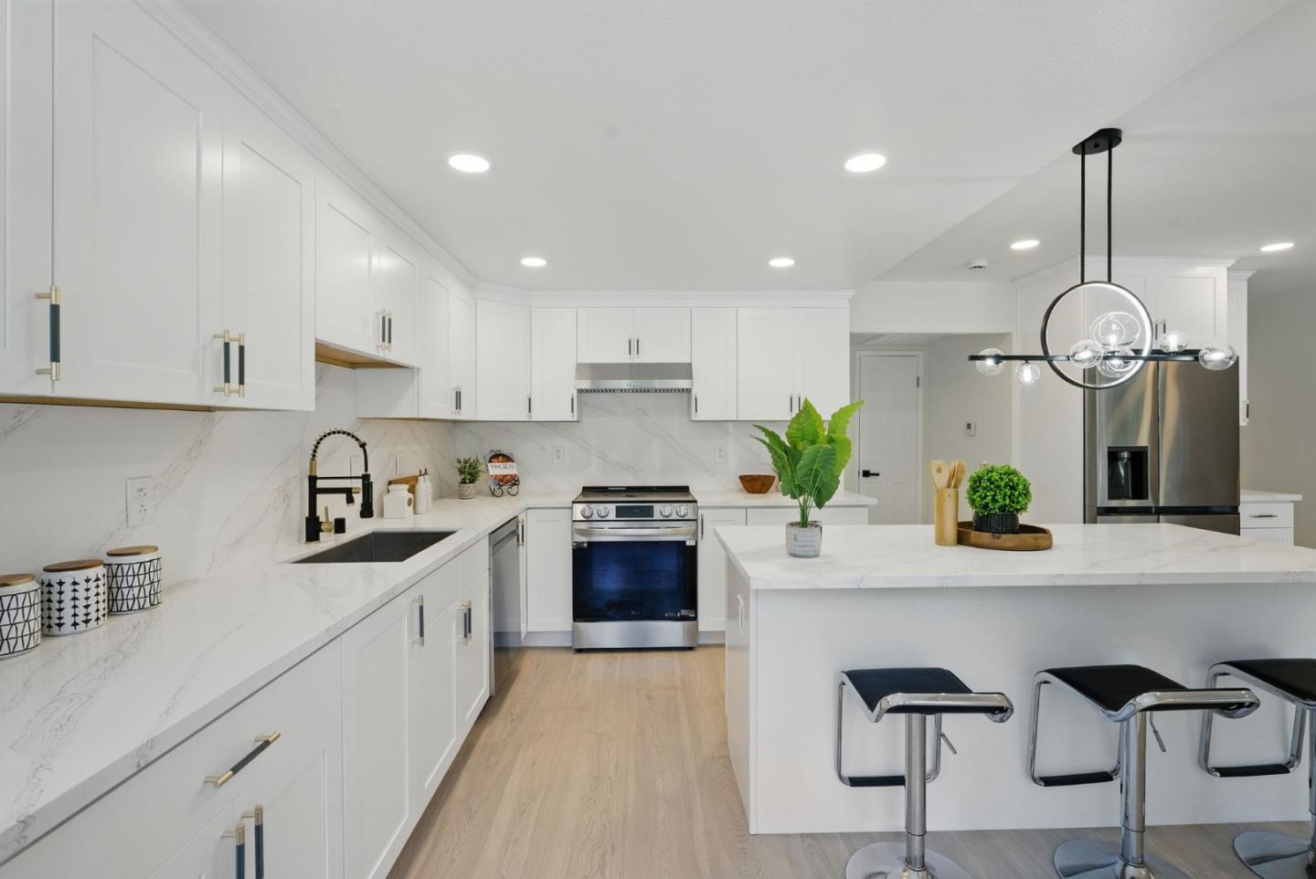 Detail Gallery Image 10 of 39 For 5657 Shadow Ridge Dr, Castro Valley,  CA 94552 - 4 Beds | 2/1 Baths