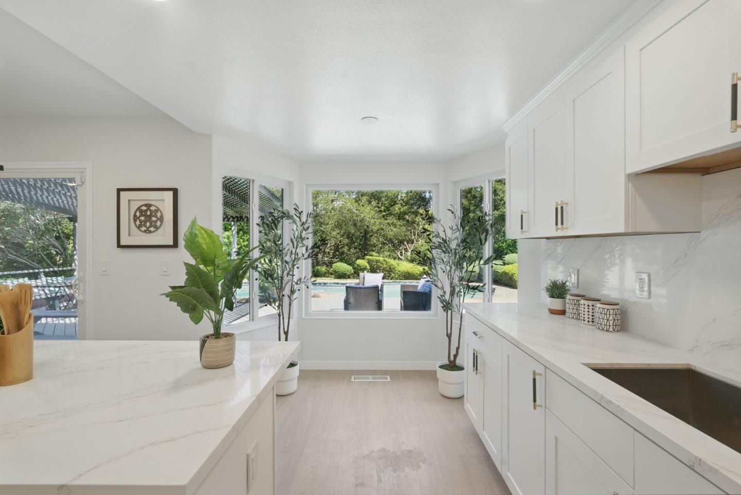 Detail Gallery Image 12 of 39 For 5657 Shadow Ridge Dr, Castro Valley,  CA 94552 - 4 Beds | 2/1 Baths