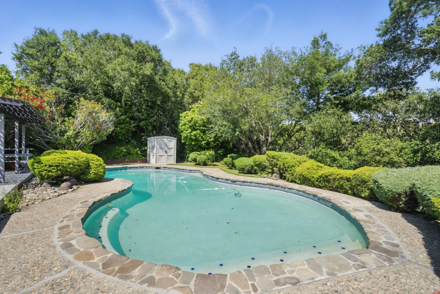 Detail Gallery Image 33 of 39 For 5657 Shadow Ridge Dr, Castro Valley,  CA 94552 - 4 Beds | 2/1 Baths