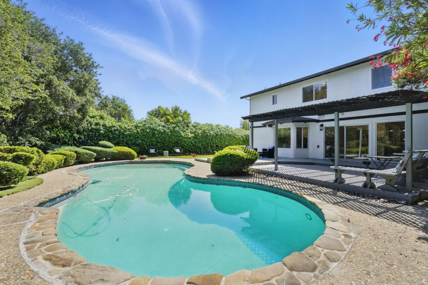 Detail Gallery Image 4 of 39 For 5657 Shadow Ridge Dr, Castro Valley,  CA 94552 - 4 Beds | 2/1 Baths