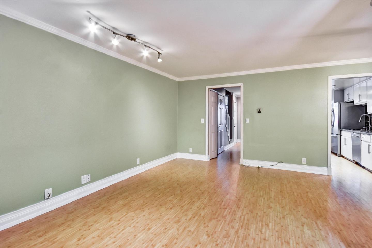 Detail Gallery Image 10 of 34 For 175 Evandale Ave #2,  Mountain View,  CA 94043 - 2 Beds | 2/1 Baths