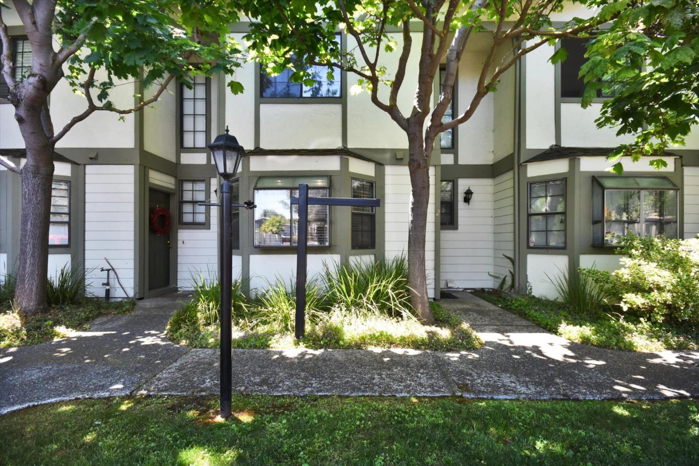 Detail Gallery Image 2 of 34 For 175 Evandale Ave #2,  Mountain View,  CA 94043 - 2 Beds | 2/1 Baths
