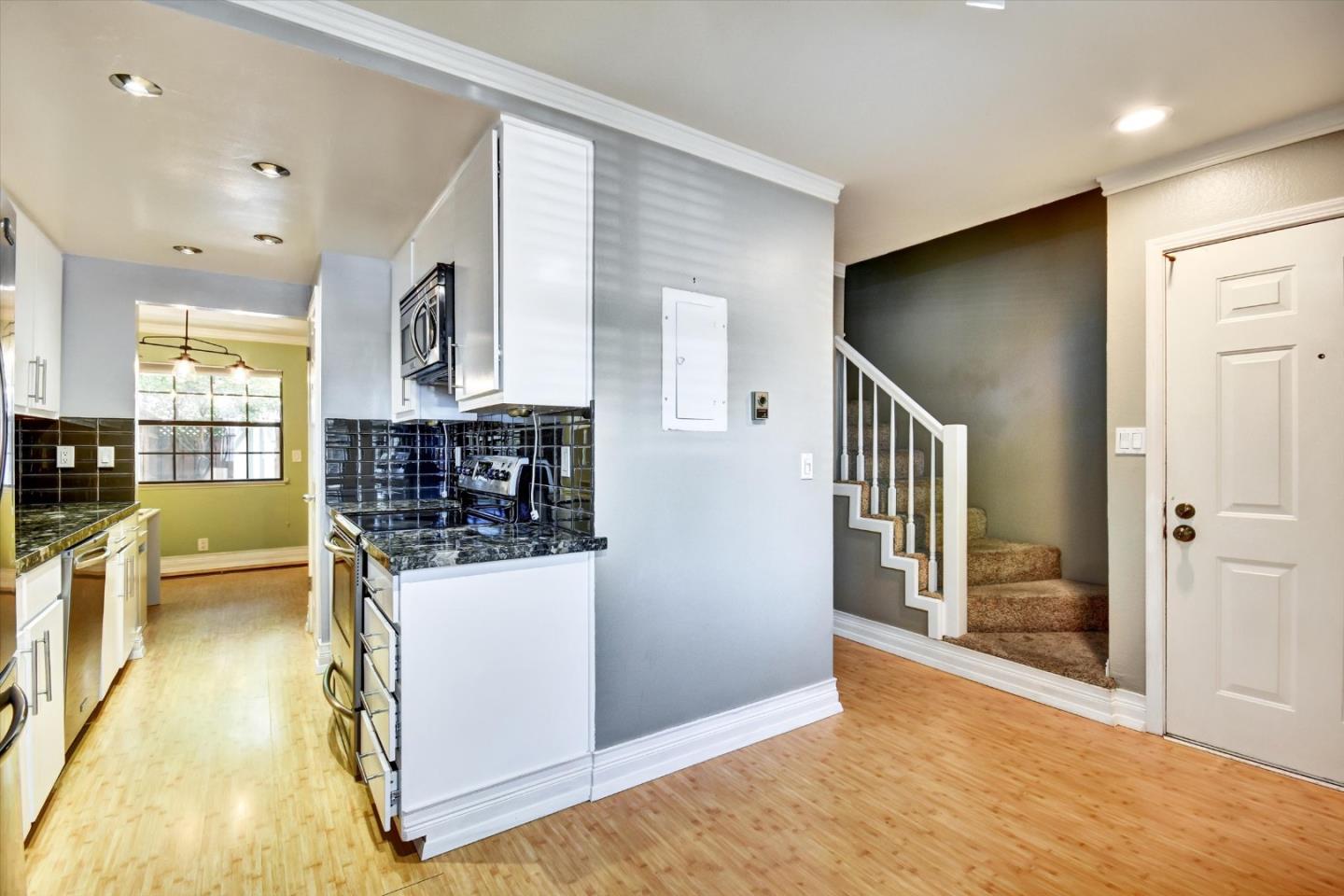 Detail Gallery Image 5 of 34 For 175 Evandale Ave #2,  Mountain View,  CA 94043 - 2 Beds | 2/1 Baths