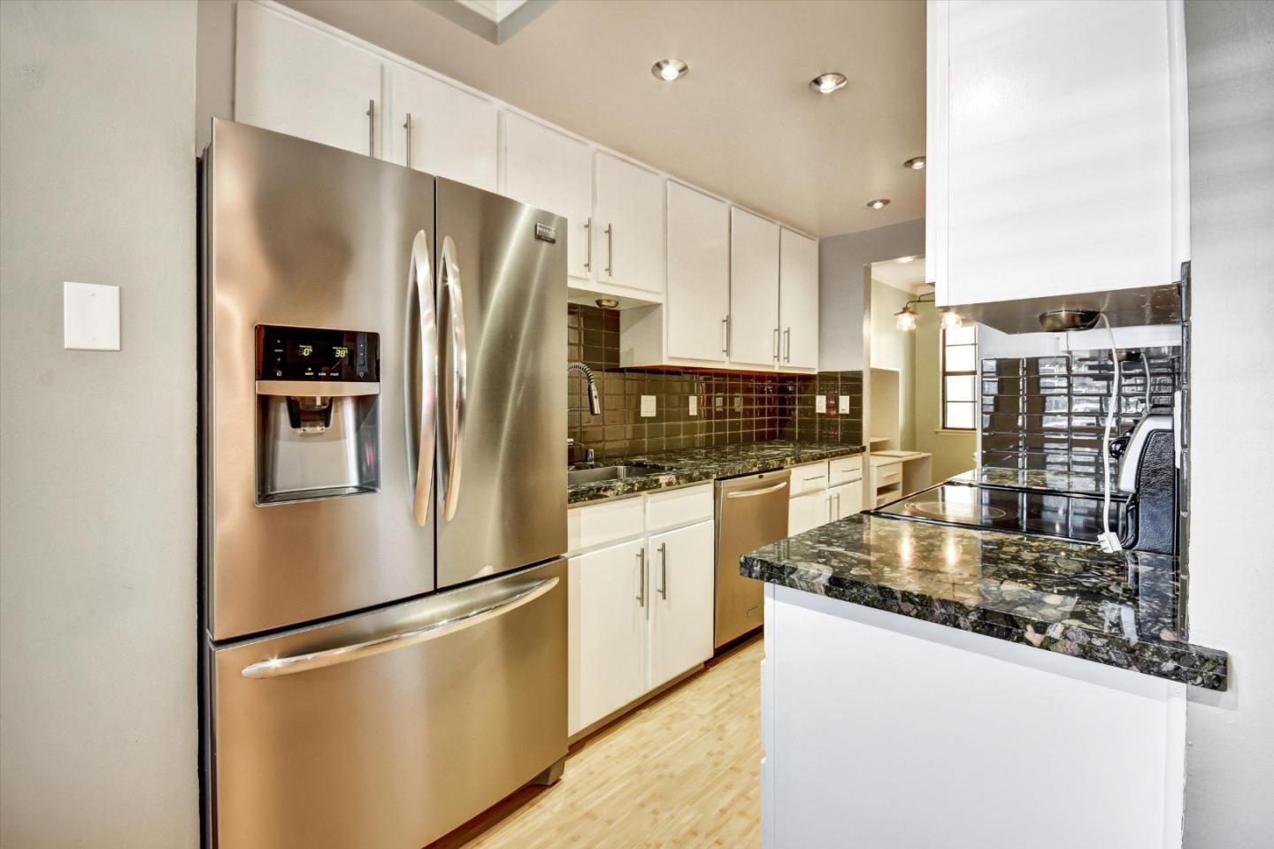 Detail Gallery Image 6 of 34 For 175 Evandale Ave #2,  Mountain View,  CA 94043 - 2 Beds | 2/1 Baths