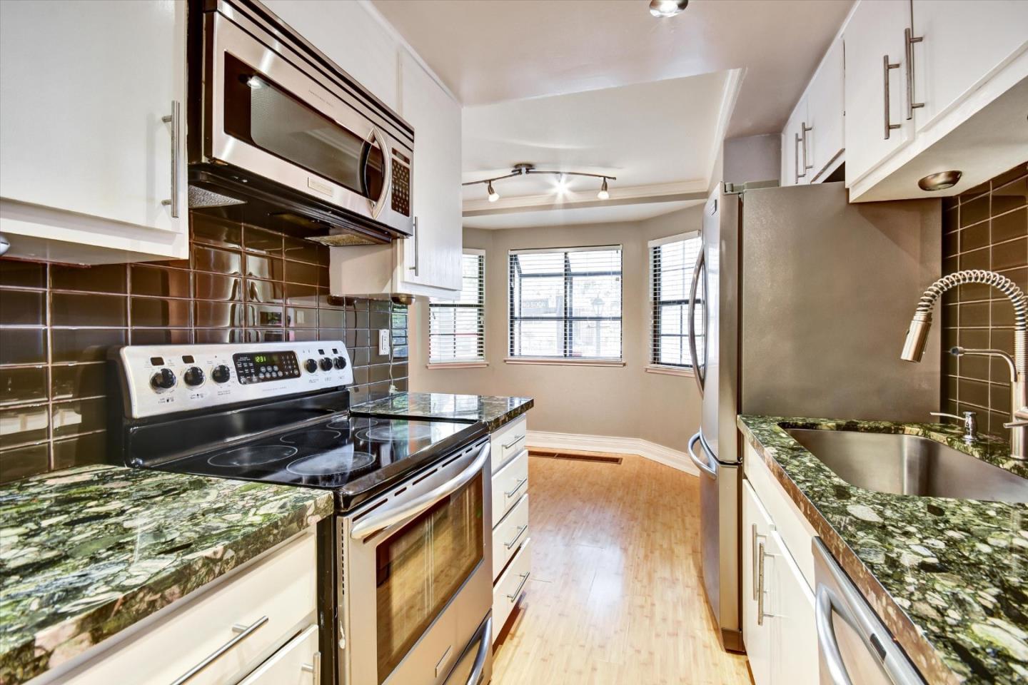 Detail Gallery Image 7 of 34 For 175 Evandale Ave #2,  Mountain View,  CA 94043 - 2 Beds | 2/1 Baths