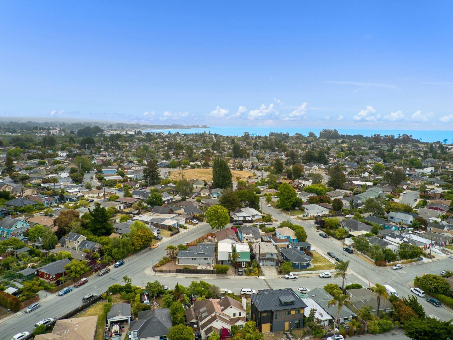 Detail Gallery Image 2 of 10 For 610 Bethany Curv, Santa Cruz,  CA 95060 - 2 Beds | 1 Baths