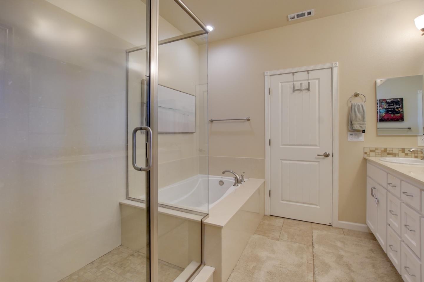 Detail Gallery Image 19 of 36 For 1600 Panorama Dr, Hollister,  CA 95023 - 4 Beds | 2/1 Baths