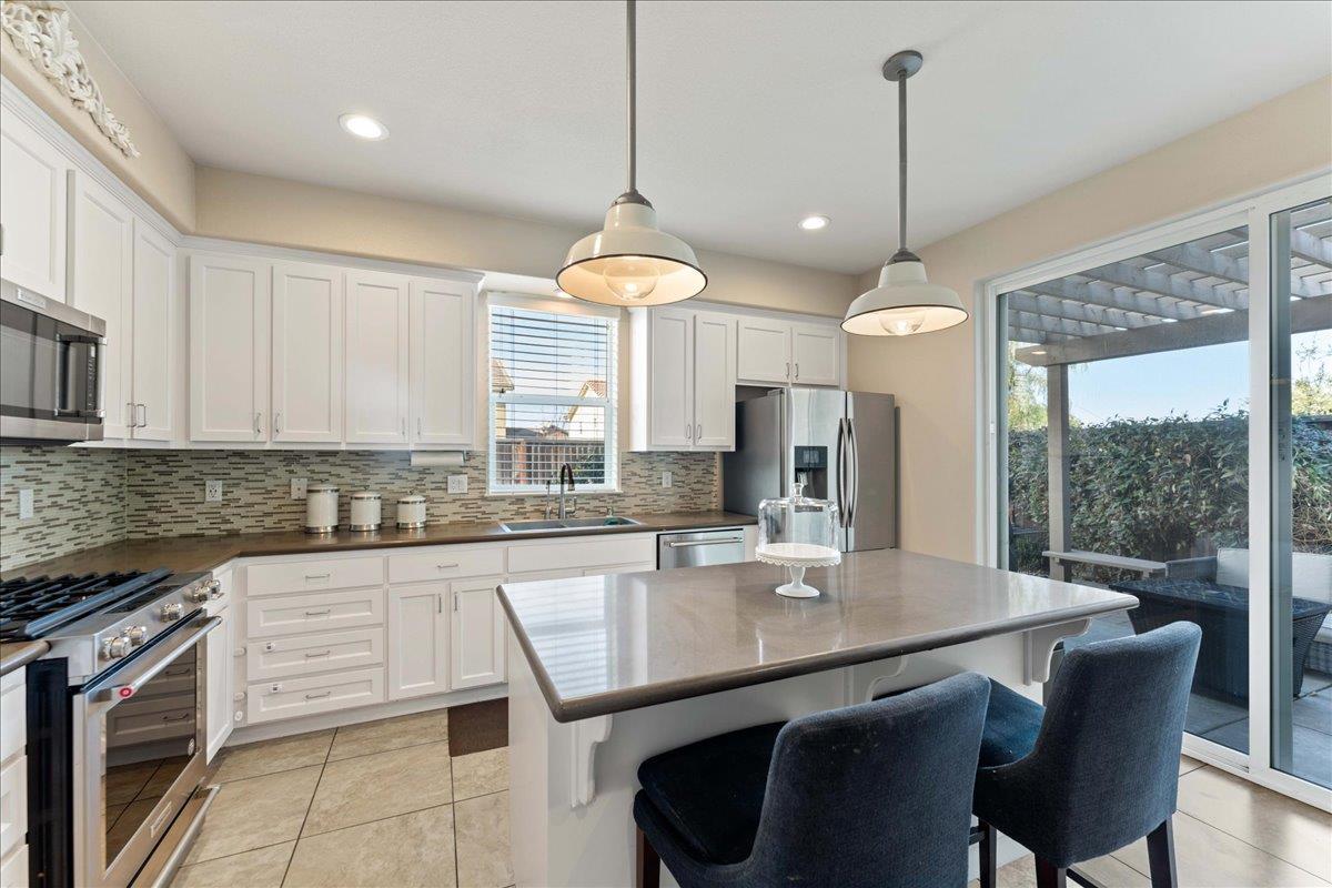Detail Gallery Image 8 of 36 For 1600 Panorama Dr, Hollister,  CA 95023 - 4 Beds | 2/1 Baths
