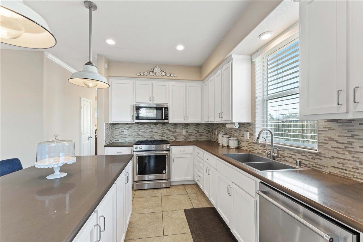 Detail Gallery Image 9 of 36 For 1600 Panorama Dr, Hollister,  CA 95023 - 4 Beds | 2/1 Baths