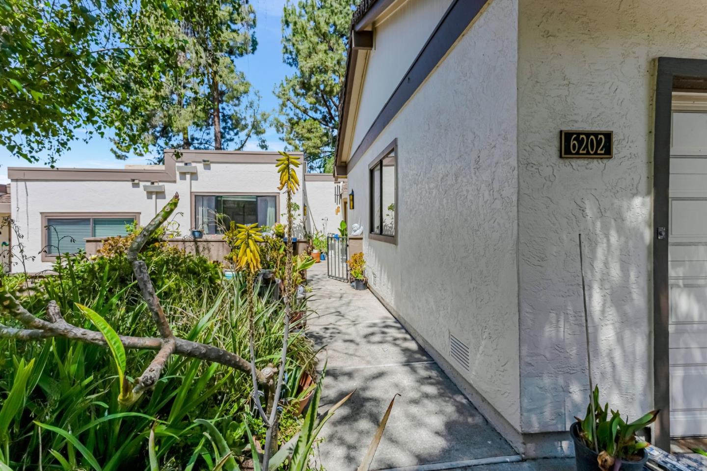 Detail Gallery Image 4 of 20 For 6202 Gerdts Dr, San Jose,  CA 95135 - 2 Beds | 2 Baths