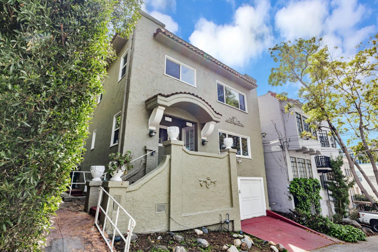 Detail Gallery Image 3 of 36 For 2328 Le Conte Ave, Berkeley,  CA 94709 - 3 Beds | 2 Baths