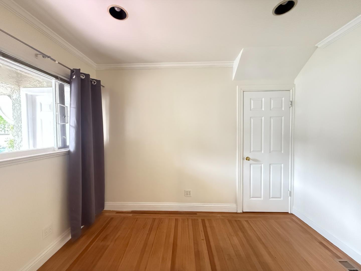 Detail Gallery Image 3 of 12 For 2326 Le Conte Ave #1,  Berkeley,  CA 94709 - 3 Beds | 2 Baths