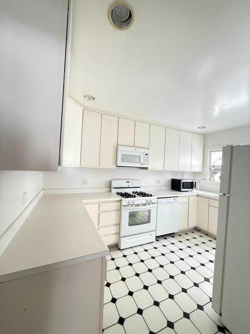 Detail Gallery Image 4 of 12 For 2326 Le Conte Ave #1,  Berkeley,  CA 94709 - 3 Beds | 2 Baths