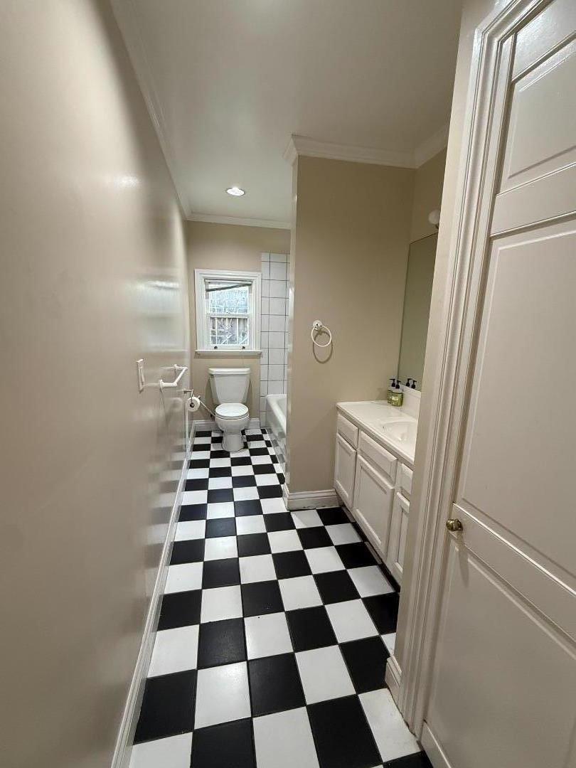 Detail Gallery Image 5 of 12 For 2326 Le Conte Ave #1,  Berkeley,  CA 94709 - 3 Beds | 2 Baths