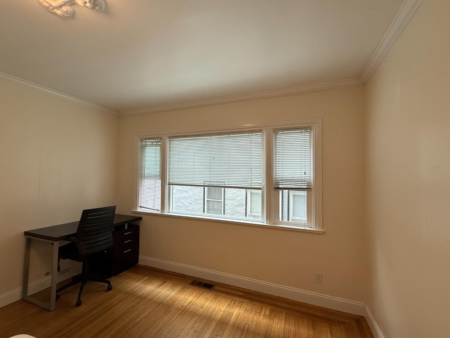 Detail Gallery Image 6 of 12 For 2326 Le Conte Ave #1,  Berkeley,  CA 94709 - 3 Beds | 2 Baths