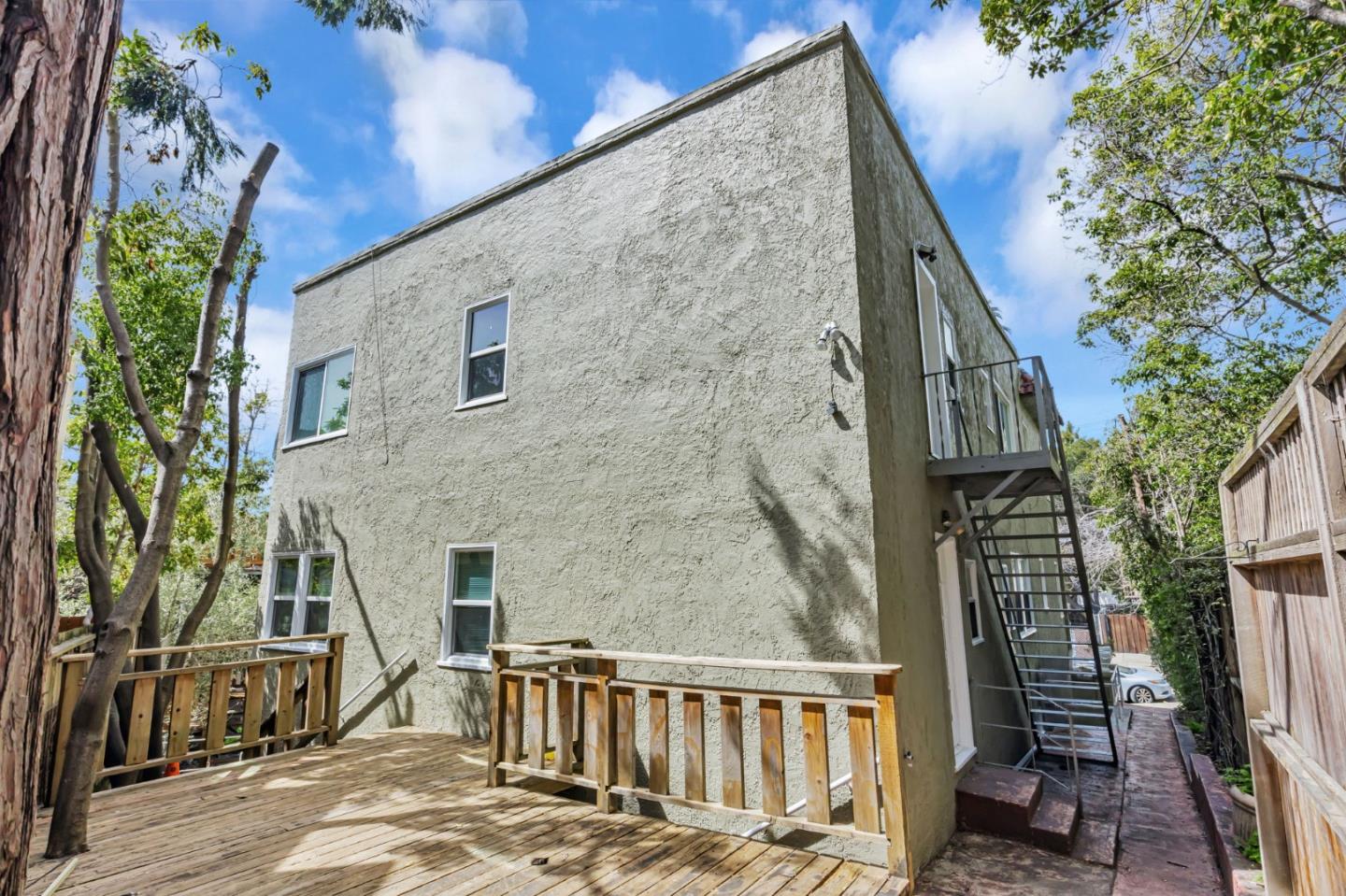 Detail Gallery Image 9 of 12 For 2326 Le Conte Ave #1,  Berkeley,  CA 94709 - 3 Beds | 2 Baths