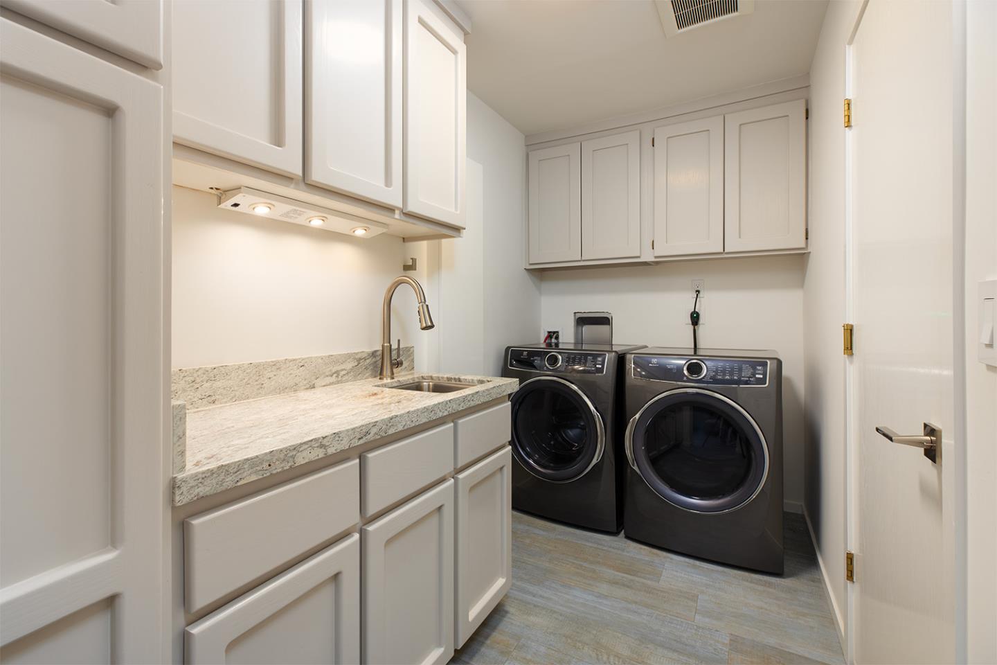 Detail Gallery Image 37 of 41 For 92 Frederick St a,  Santa Cruz,  CA 95062 - 2 Beds | 2/1 Baths