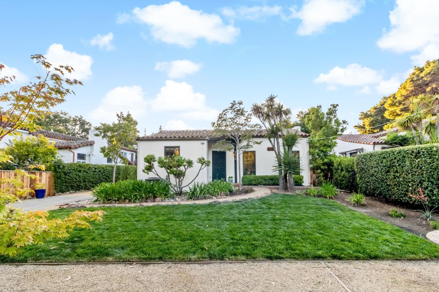 Detail Gallery Image 15 of 79 For 2030 Sand Hill Rd, Menlo Park,  CA 94025 - 3 Beds | 2/1 Baths