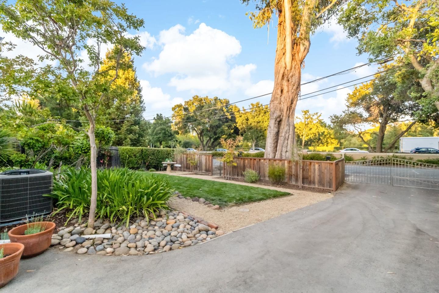 Detail Gallery Image 69 of 79 For 2030 Sand Hill Rd, Menlo Park,  CA 94025 - 3 Beds | 2/1 Baths