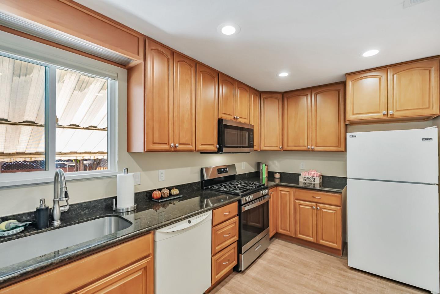 Detail Gallery Image 10 of 22 For 25875 Bel Aire Dr, Hayward,  CA 94542 - 2 Beds | 1 Baths