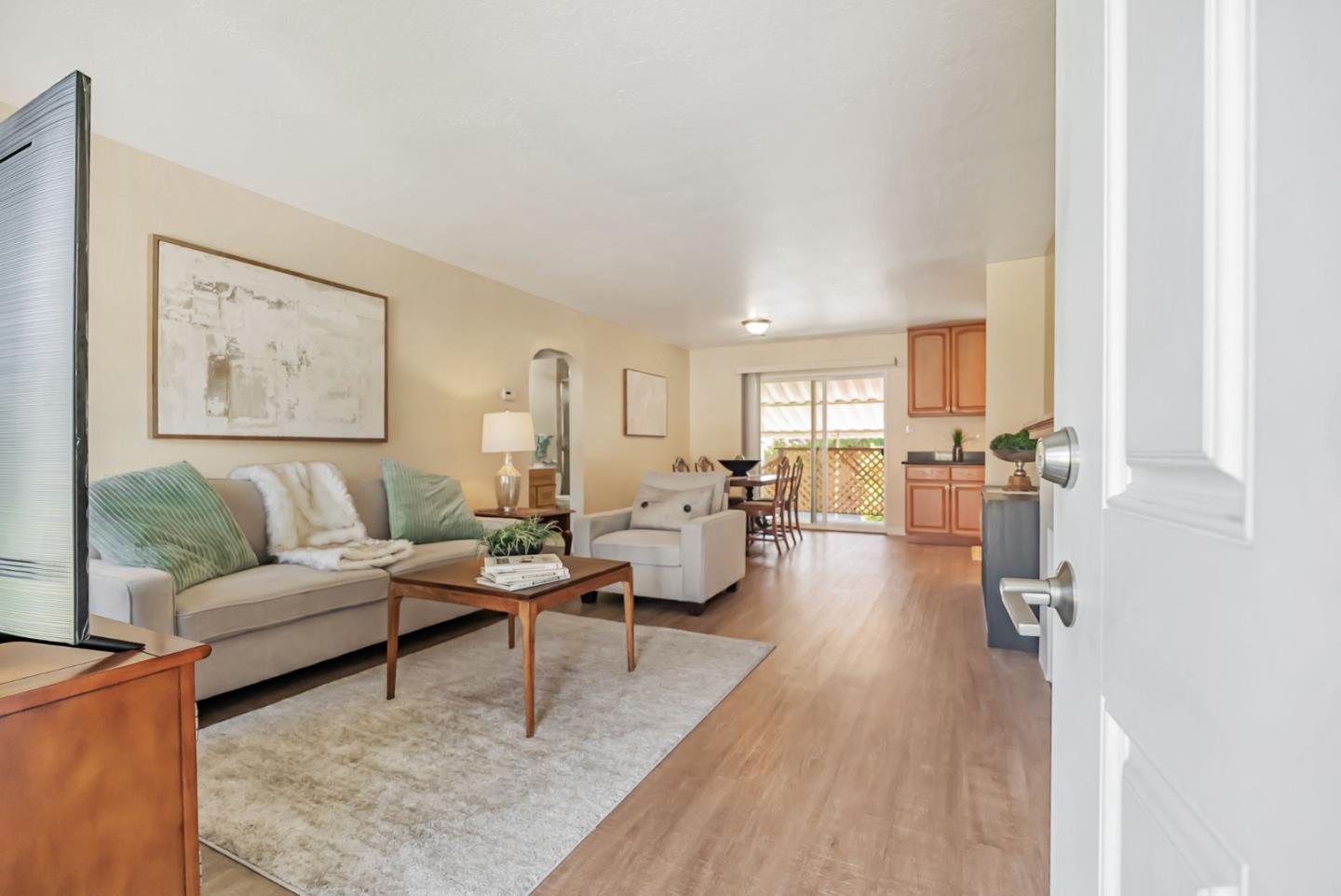 Detail Gallery Image 4 of 22 For 25875 Bel Aire Dr, Hayward,  CA 94542 - 2 Beds | 1 Baths