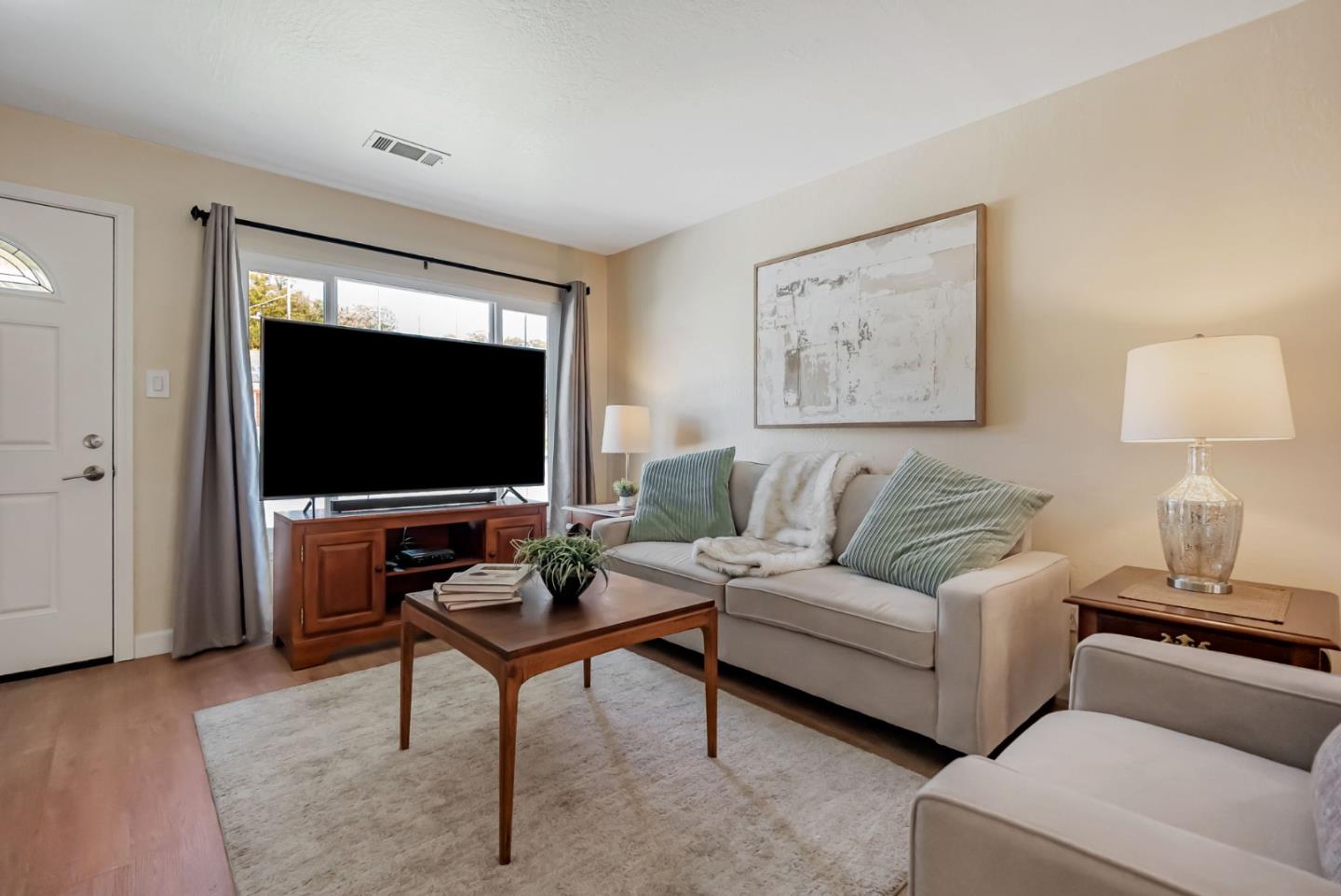 Detail Gallery Image 5 of 22 For 25875 Bel Aire Dr, Hayward,  CA 94542 - 2 Beds | 1 Baths