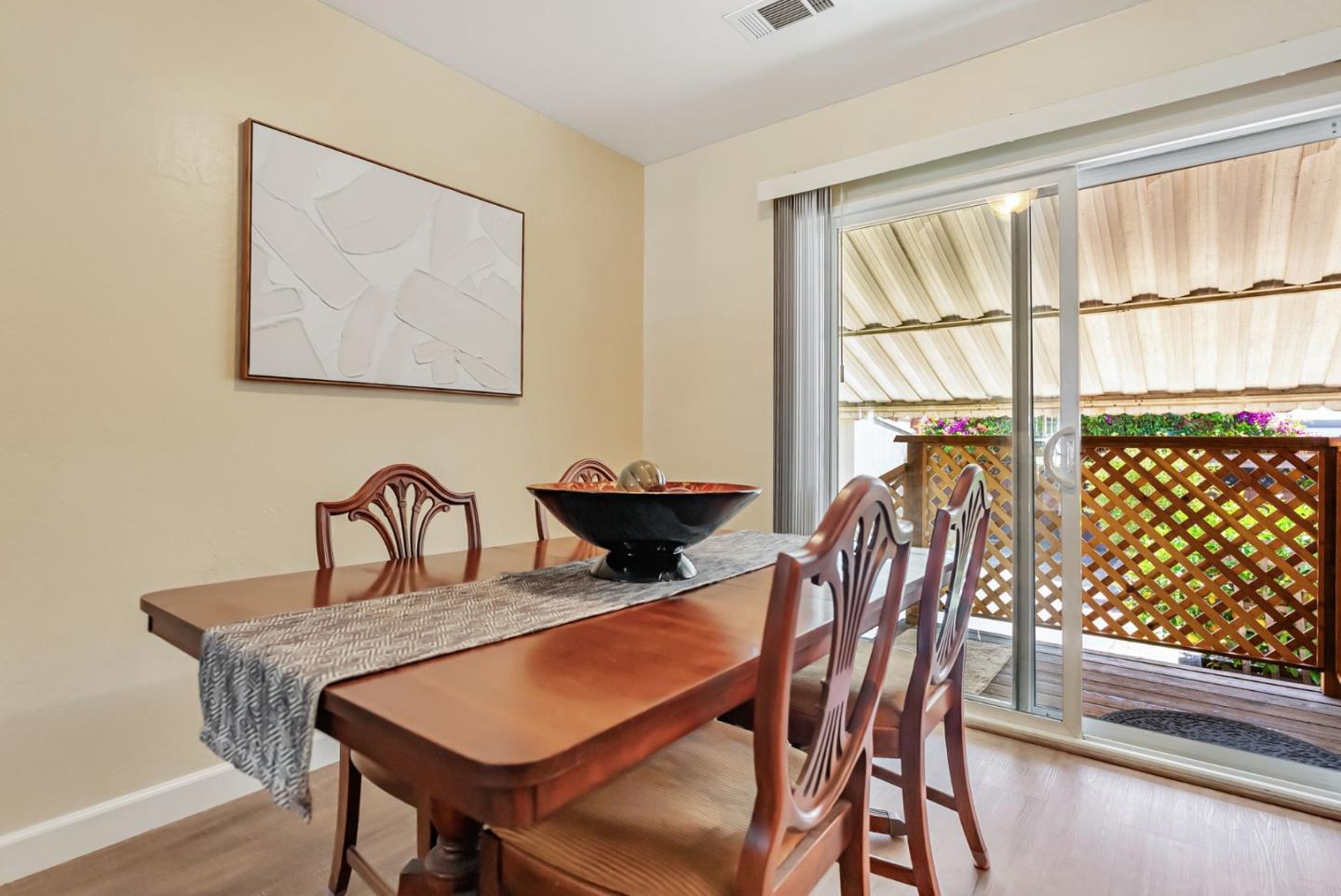 Detail Gallery Image 7 of 22 For 25875 Bel Aire Dr, Hayward,  CA 94542 - 2 Beds | 1 Baths