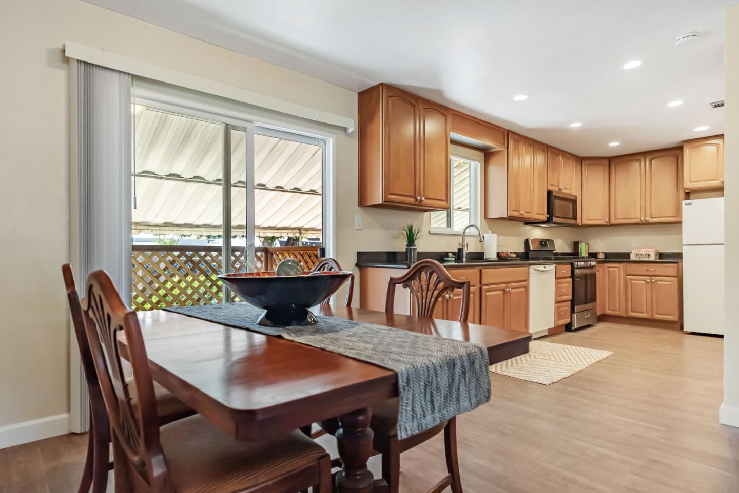 Detail Gallery Image 9 of 22 For 25875 Bel Aire Dr, Hayward,  CA 94542 - 2 Beds | 1 Baths