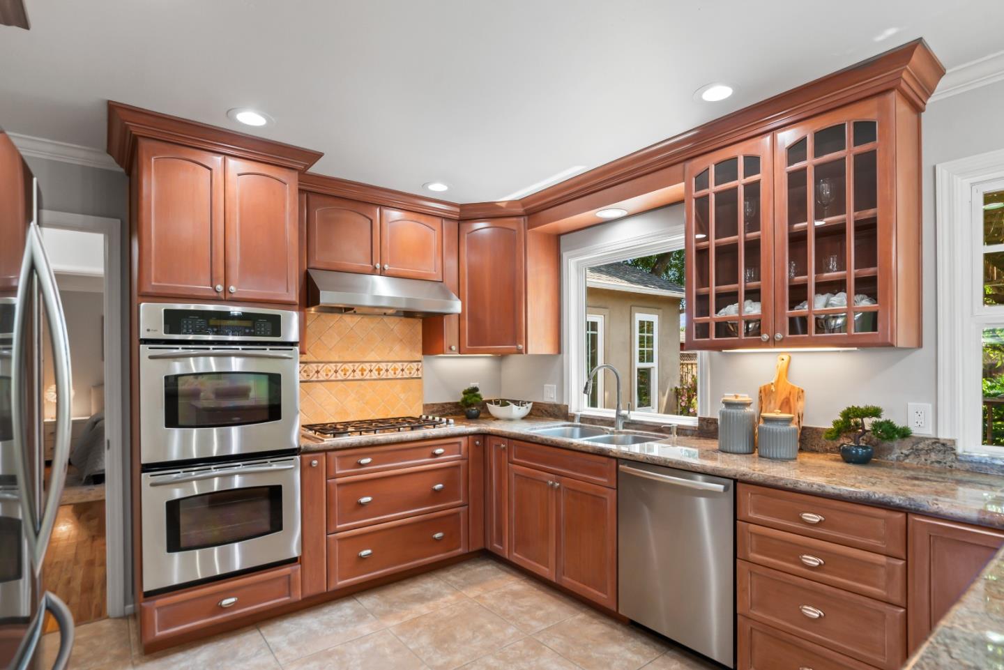 Detail Gallery Image 10 of 29 For 1380 Lillian Ave, Sunnyvale,  CA 94087 - 2 Beds | 1 Baths