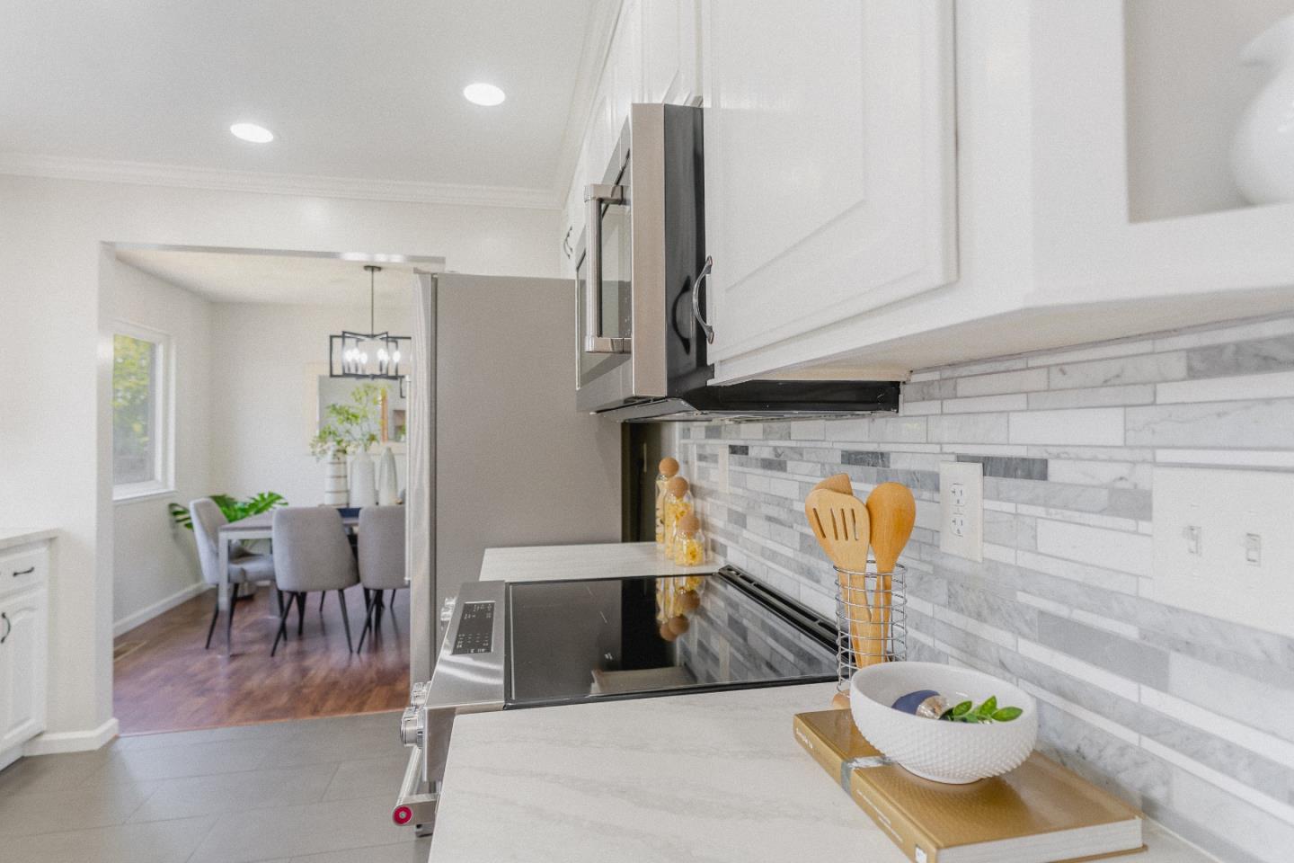 Detail Gallery Image 14 of 61 For 412 Bluefield Dr, San Jose,  CA 95136 - 4 Beds | 2/1 Baths