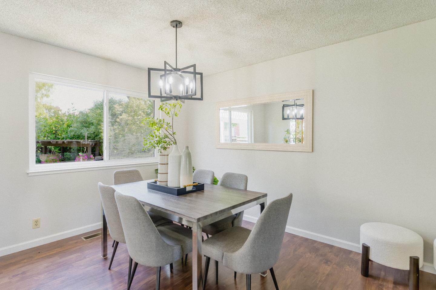 Detail Gallery Image 8 of 61 For 412 Bluefield Dr, San Jose,  CA 95136 - 4 Beds | 2/1 Baths