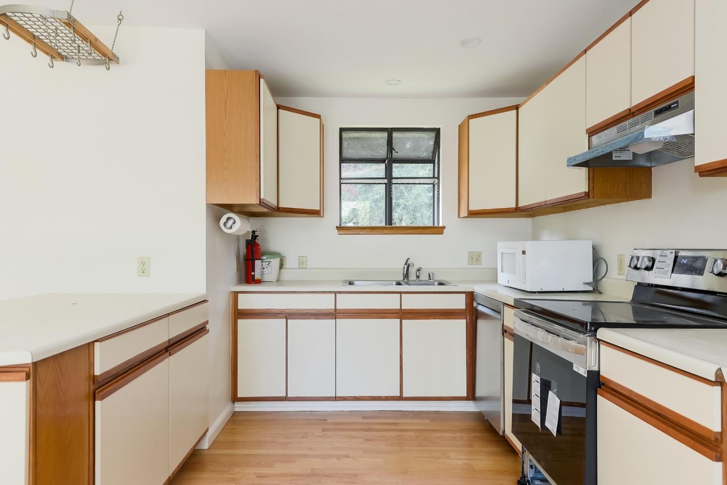 Detail Gallery Image 9 of 25 For 260 Santa Monica Ave, Menlo Park,  CA 94025 - 3 Beds | 2 Baths