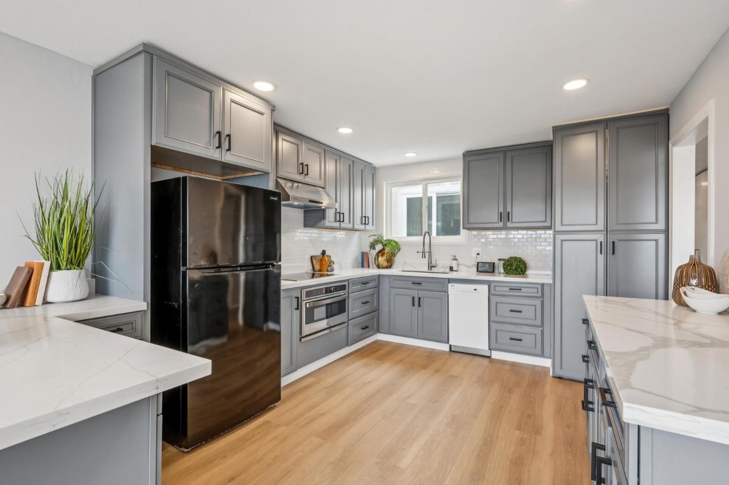 Detail Gallery Image 17 of 42 For 1148 Jamestown Ave, San Francisco,  CA 94124 - 4 Beds | 2 Baths