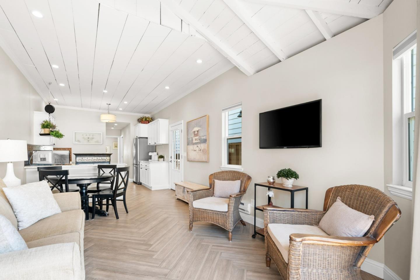 Detail Gallery Image 12 of 33 For 2727 E Cliff Dr, Santa Cruz,  CA 95062 - 2 Beds | 1 Baths