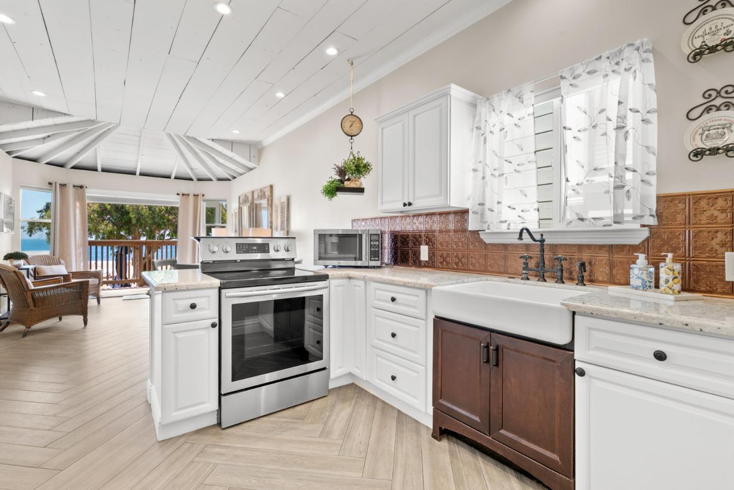 Detail Gallery Image 13 of 33 For 2727 E Cliff Dr, Santa Cruz,  CA 95062 - 2 Beds | 1 Baths
