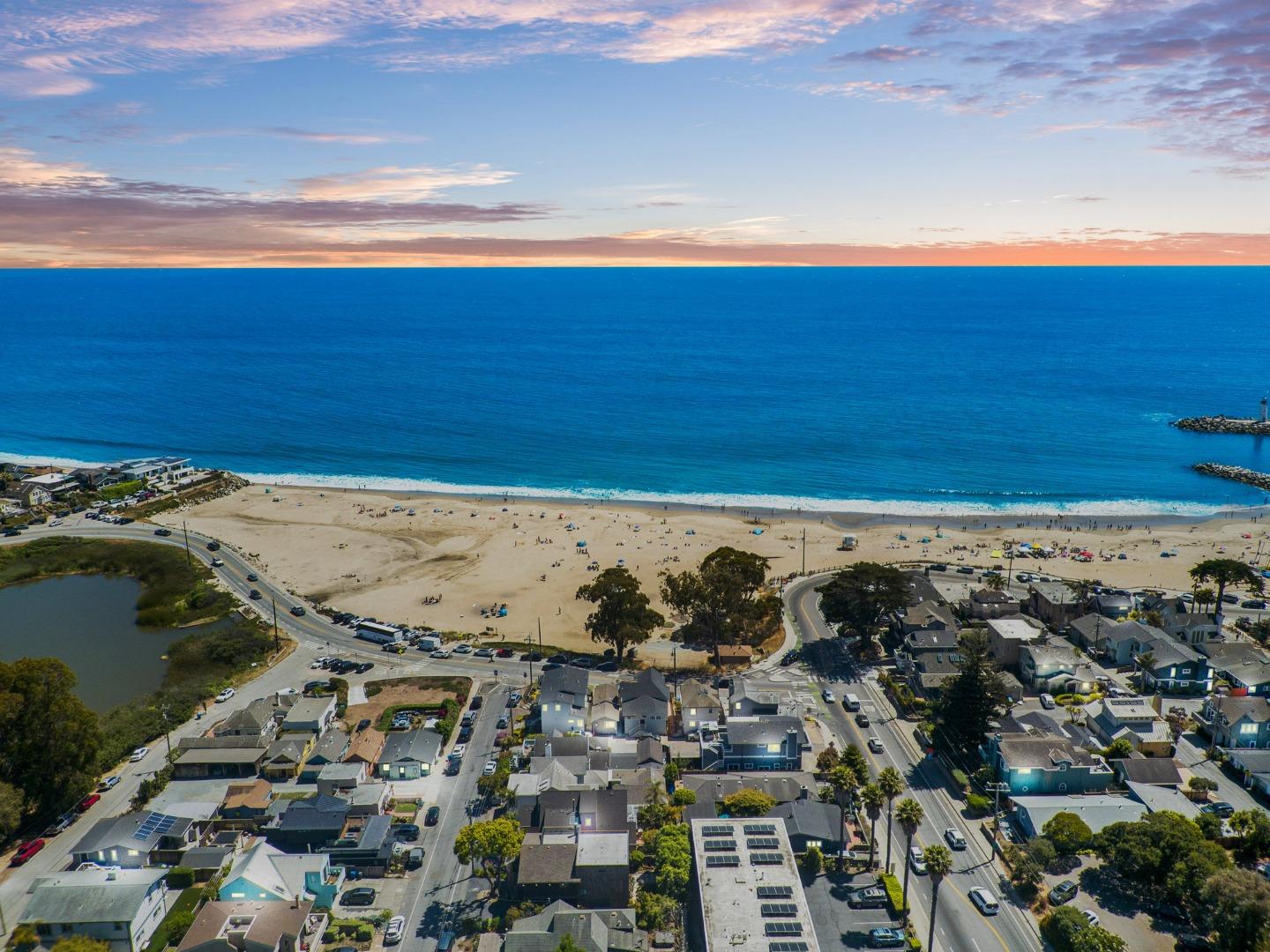 Detail Gallery Image 2 of 33 For 2727 E Cliff Dr, Santa Cruz,  CA 95062 - 2 Beds | 1 Baths