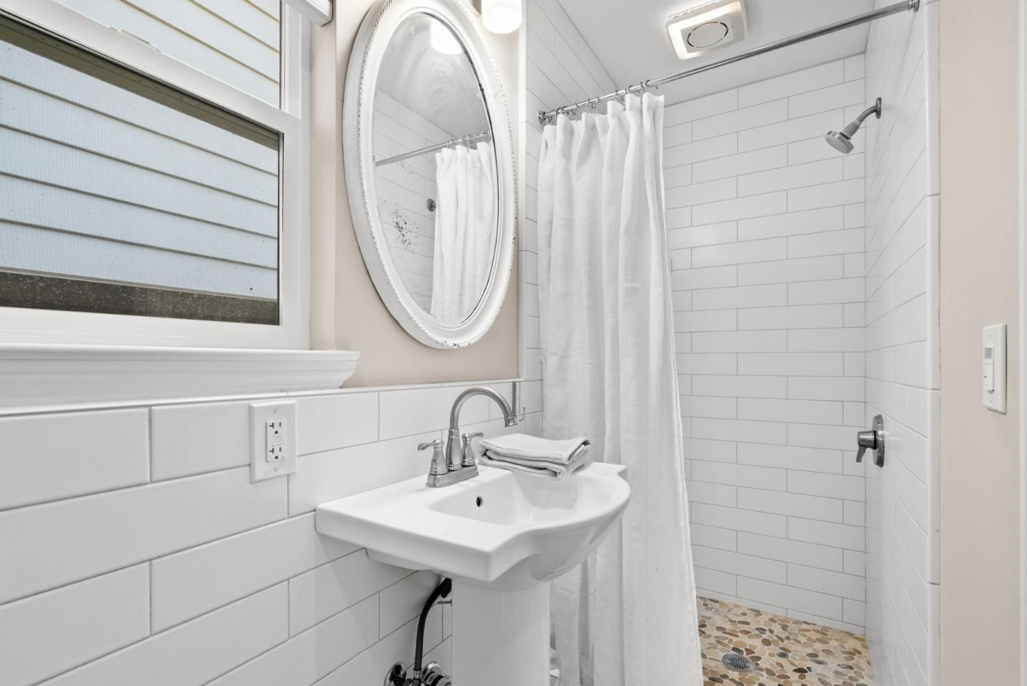 Detail Gallery Image 25 of 33 For 2727 E Cliff Dr, Santa Cruz,  CA 95062 - 2 Beds | 1 Baths