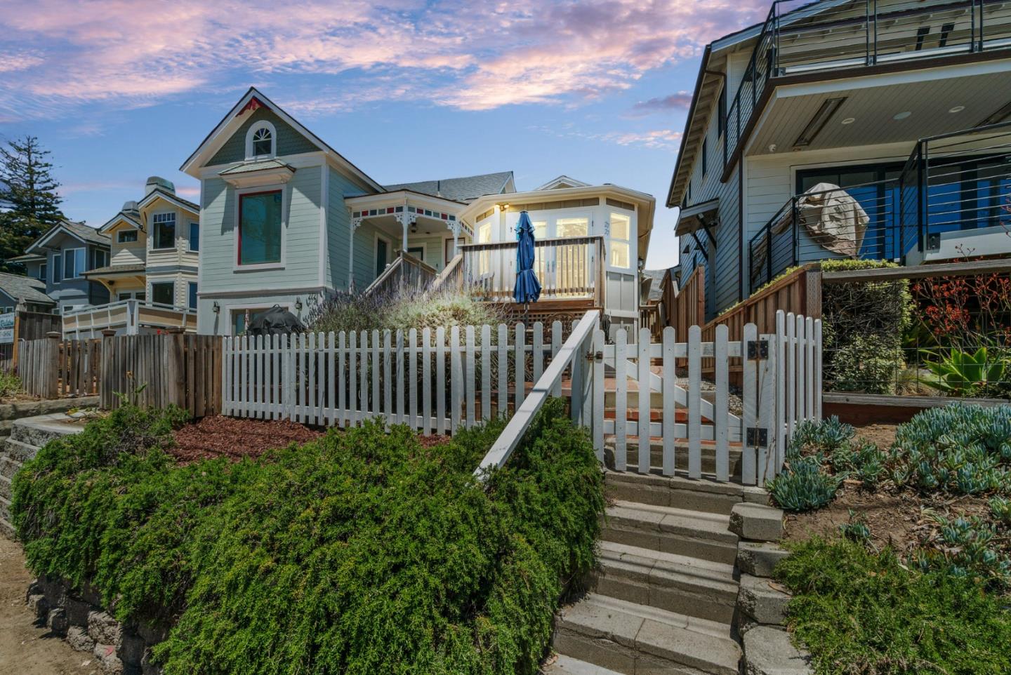Detail Gallery Image 3 of 33 For 2727 E Cliff Dr, Santa Cruz,  CA 95062 - 2 Beds | 1 Baths