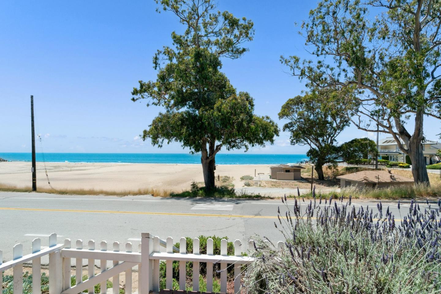 Detail Gallery Image 6 of 33 For 2727 E Cliff Dr, Santa Cruz,  CA 95062 - 2 Beds | 1 Baths