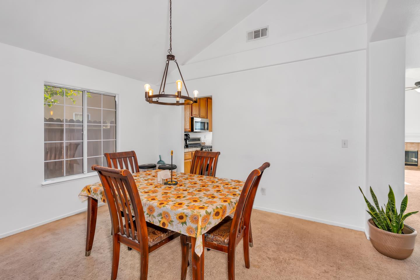 Detail Gallery Image 11 of 33 For 1928 Davis Dr, Los Banos,  CA 93635 - 3 Beds | 2 Baths