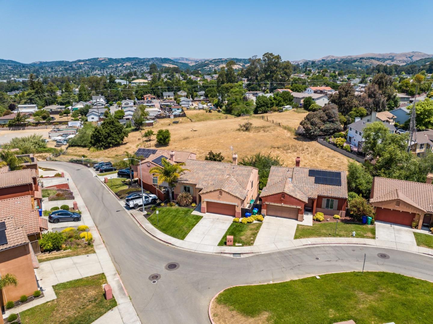 Detail Gallery Image 2 of 42 For 23022 Palazzo Del Kayla, Hayward,  CA 94541 - 4 Beds | 2/1 Baths