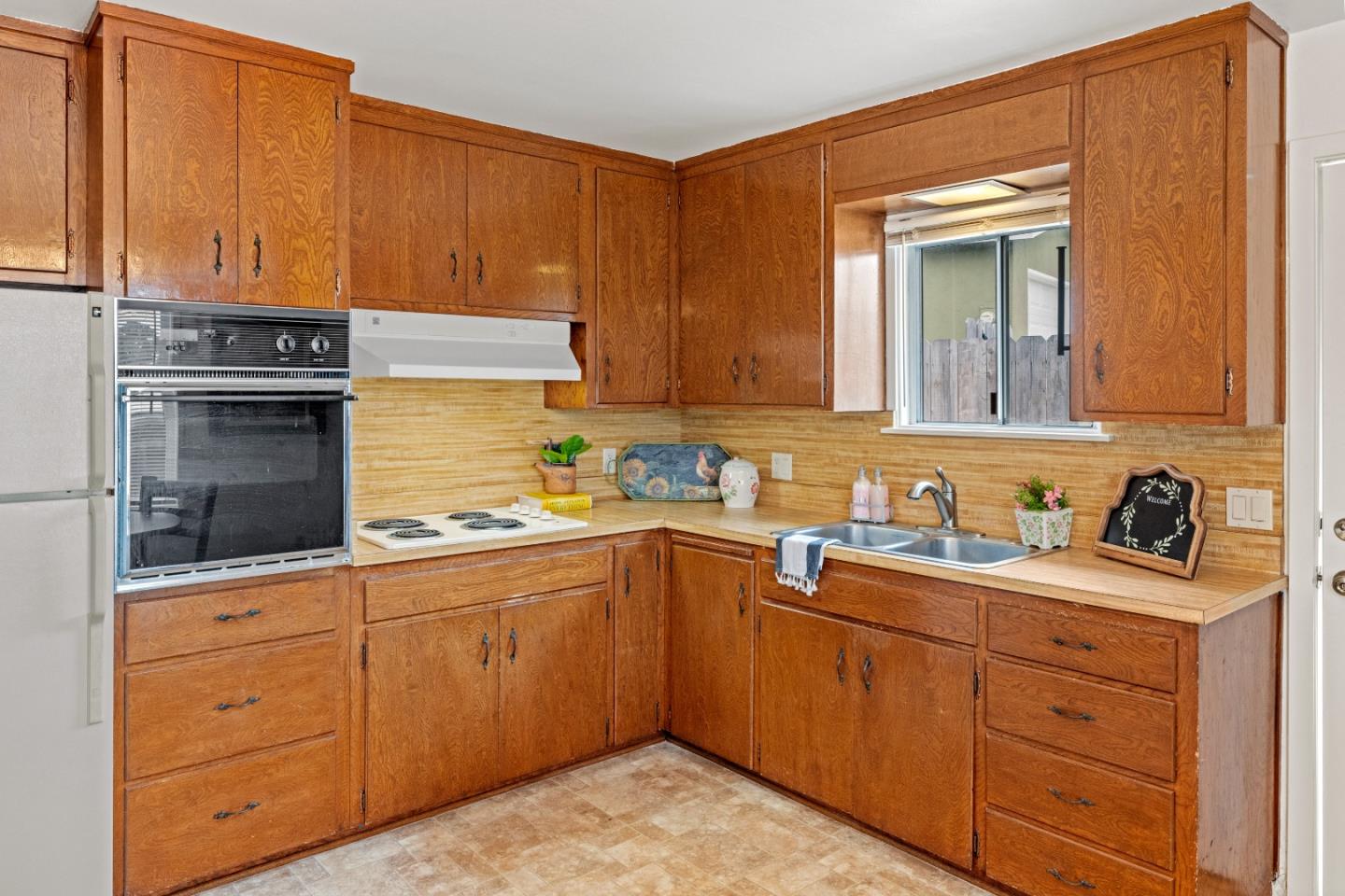 Detail Gallery Image 11 of 30 For 1103 Presidio Blvd, Pacific Grove,  CA 93950 - 2 Beds | 1 Baths