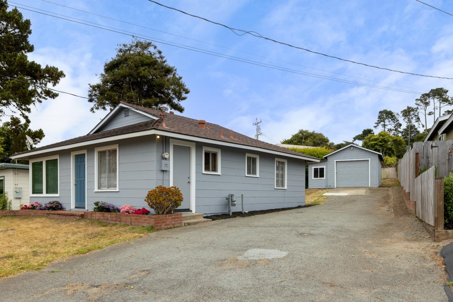 Detail Gallery Image 3 of 30 For 1103 Presidio Blvd, Pacific Grove,  CA 93950 - 2 Beds | 1 Baths