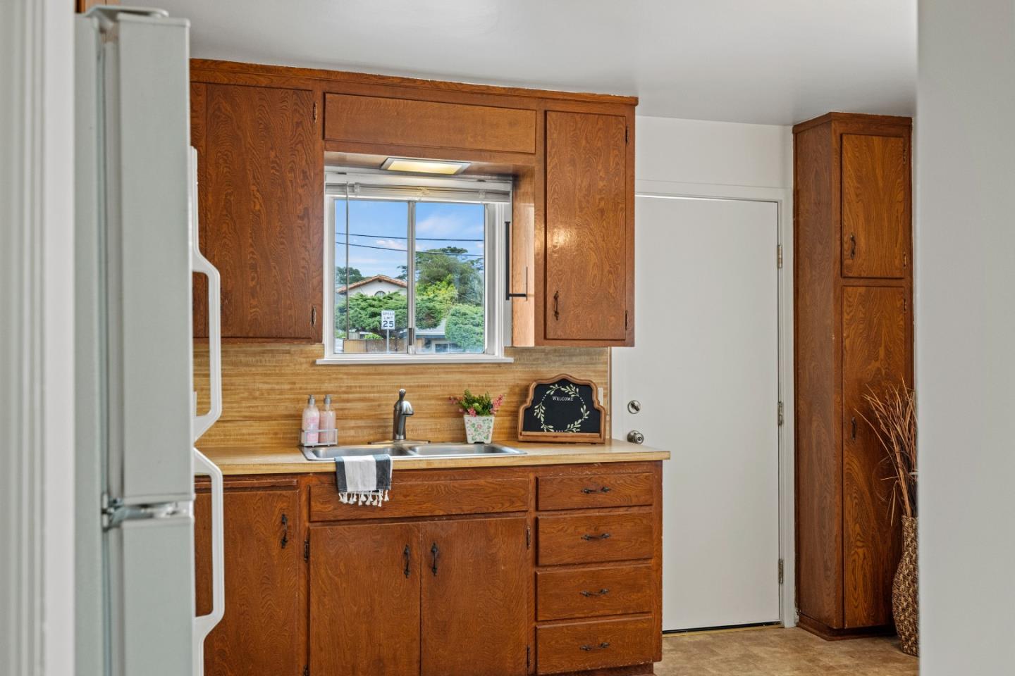 Detail Gallery Image 8 of 30 For 1103 Presidio Blvd, Pacific Grove,  CA 93950 - 2 Beds | 1 Baths