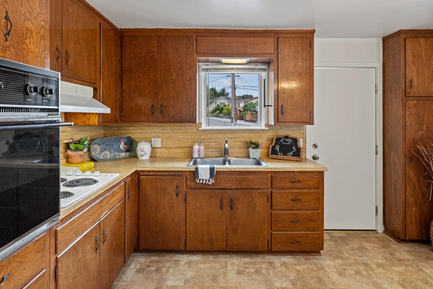Detail Gallery Image 9 of 30 For 1103 Presidio Blvd, Pacific Grove,  CA 93950 - 2 Beds | 1 Baths